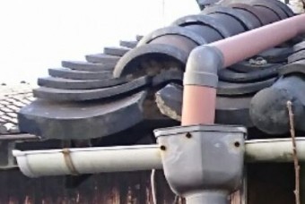 瓦の割れ