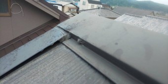 尼崎市カラーベスト屋根に取付られている棟板金