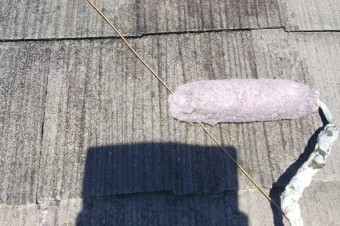 西宮市にてカラーベスト屋根の表面に密着材を塗る