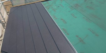 西宮市屋根葺き替え工事防水シート敷き込み作業