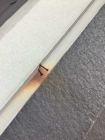 西宮市カラーベスト屋根板金部分のサビ