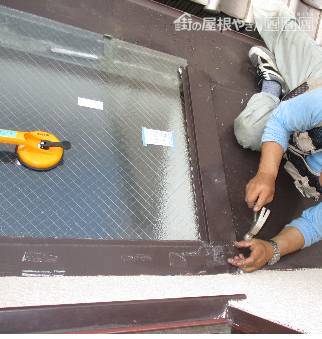 天窓ガラス割れ替え作業中