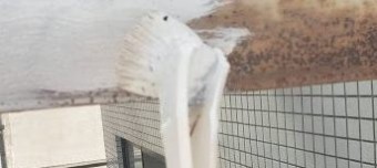 西宮市サビた鉄部に下塗り作業