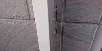 西宮市柱の間に隠れている目地