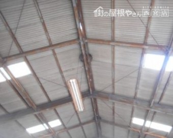 倉庫屋根棟のすき間