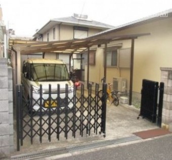 風で飛ばされた車庫屋根