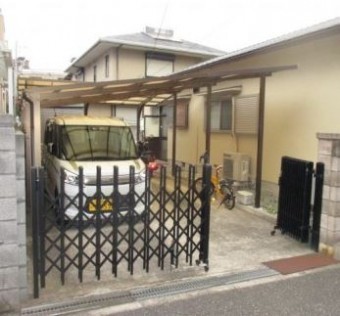 風で飛ばされた車庫屋根