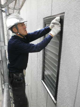 外壁コーキング中