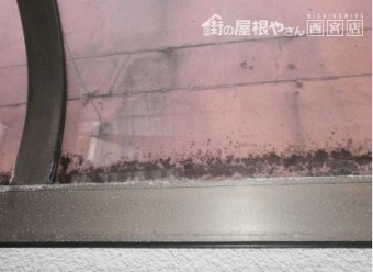 カーポート屋根にこびりついた汚れ