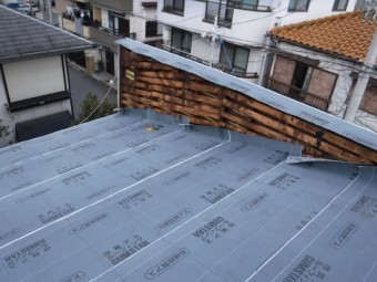 屋根葺き替え施工中3