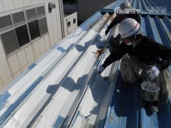 屋根塗装工事下地塗装1