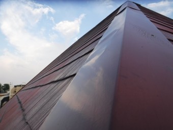 西宮市築30年カラーベスト屋根に取付てある棟板金部材