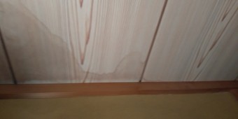 西宮市木質仕上げ天井の雨染み部分