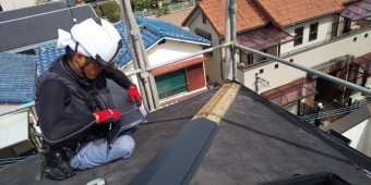 西宮市三階建て屋根にある棟板金修理