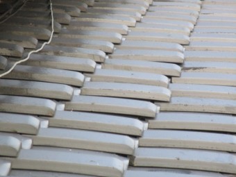 西宮市木造二階建て住宅瓦屋根浮き状態