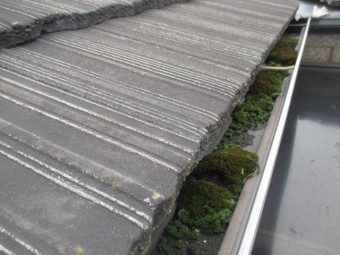 西宮市モニエル瓦屋根のひび割れ、こけ