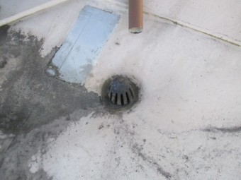 西宮市陸屋根塩ビシートの裏に雨水が侵入