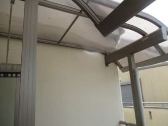尼崎市木造二階のベランダに取付てあるカーポート屋根部分