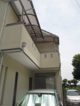 尼崎市木造2階建て住宅のベランダに取付てあるカーポート屋根