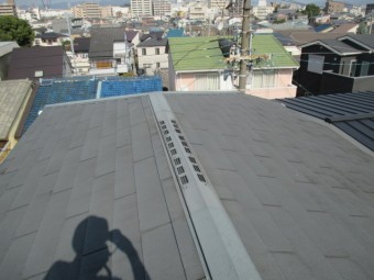 西宮市木造三階建て住宅カラーベスト屋根点検作業