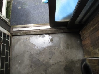 西宮市木造二階建て住宅雨漏れ被害が玄関まで発生した