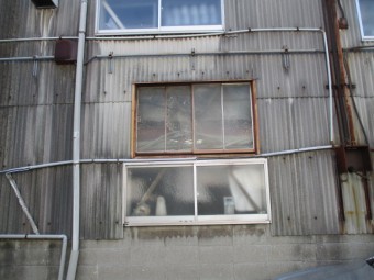 西宮市倉庫サッシ回り結露