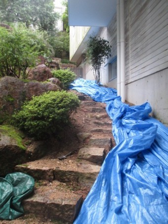 西宮市軒樋の破損で土砂崩れを起こしている住宅の庭