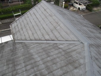 三田市築30年ほどのカラーベスト屋根の状態形