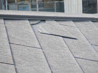 西宮市木造住宅カラーベスト屋根割れて外れる