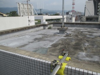 西宮市本町賃貸マンション陸屋根の劣化状態