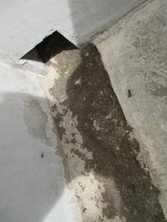 西宮市にて三階建てバルコニーの排水口
