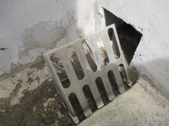 西宮市にて築12~13年ほど経過している三階建て住宅のバルコニー排水口金網