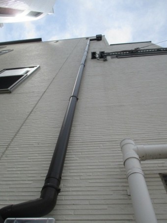 西宮市築年数10年~12年経過している三階建て住宅のたて樋