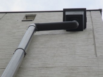 西宮市築10年ほど経過している三階建て住宅に取付られている集水器と竪樋