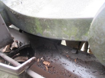 三田市屋根に取付られている軒樋の詰まり解消部分