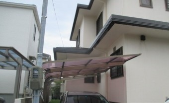 西宮市にて築25年木造二階建て住宅駐車場にあるカーポート屋根