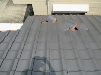 西宮市にて20年前に瓦屋根を新しくしたあとの台風被害にて瓦が破損した