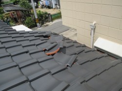 西宮市瓦屋根強風で飛散