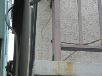 西宮市モルタル壁たてに亀裂が走っている