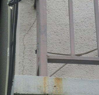 西宮市木造二階建て住宅モルタル壁亀裂