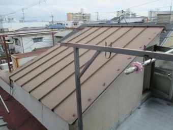 西宮市瓦棒の屋根点検作業