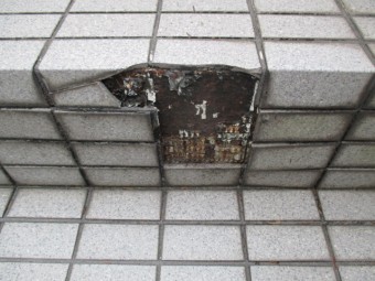 尼崎市タイル階段劣化にて破損