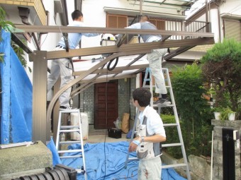 波板張り替え中