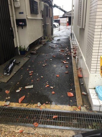 瓦が道路に落ちている