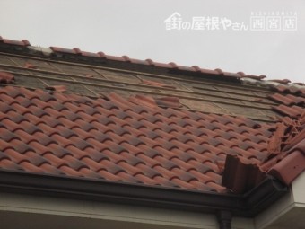 台風で瓦が落ちる