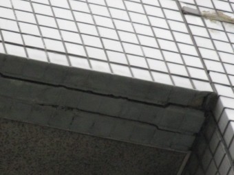 西宮市マンションベランダ裏の壁亀裂