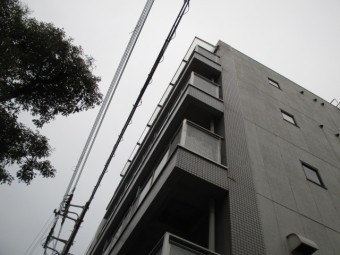 西宮市マンションタイル壁の亀裂現場調査