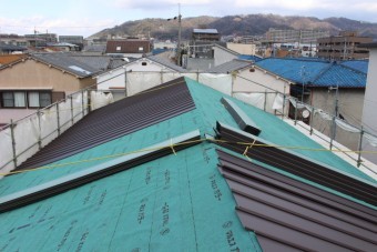 伊丹市屋根材張り作業1