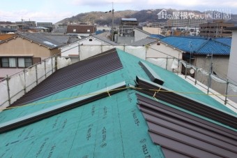 伊丹市屋根材張り作業1