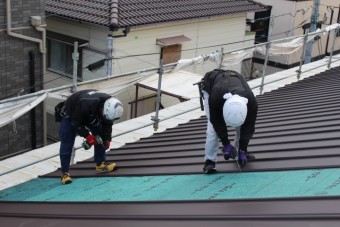 伊丹市屋根材張り作業2